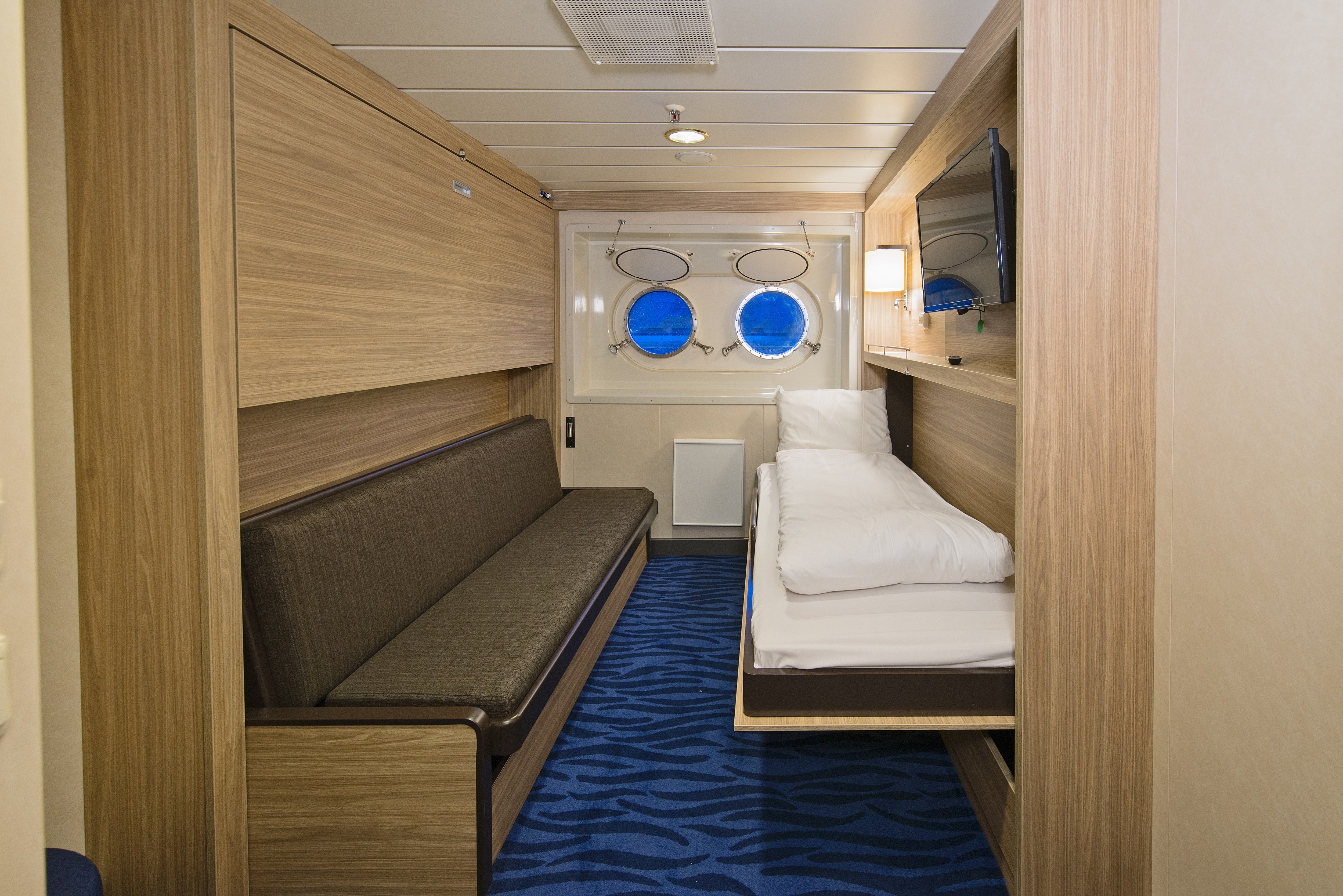Polar Outside | Triple on lower deck with window